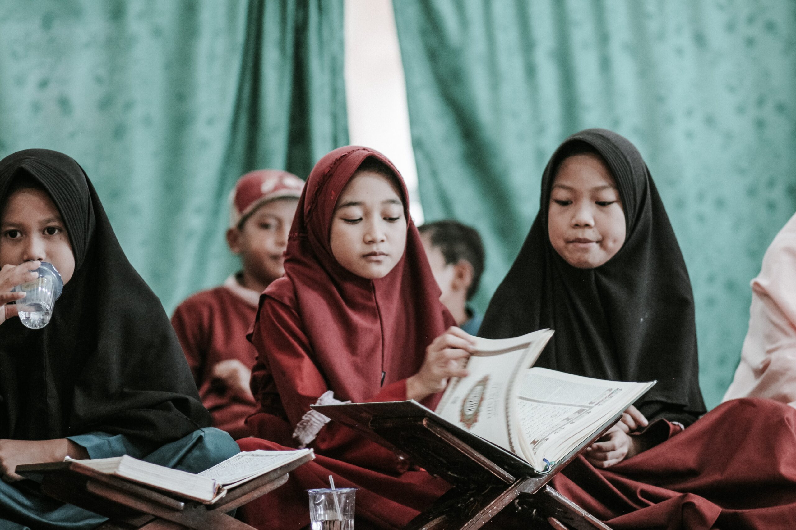 muslim children reading the Qur'an